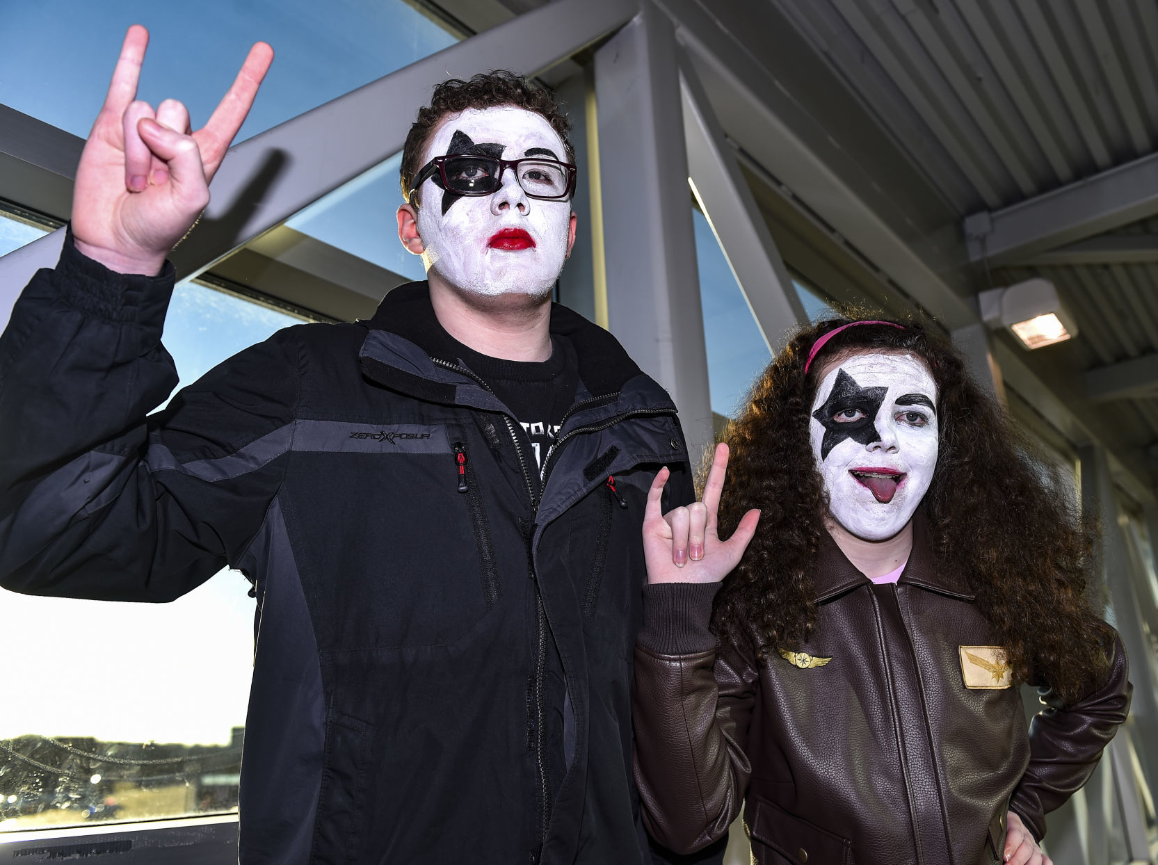 031119-mda-nws-kissfans-5.jpg